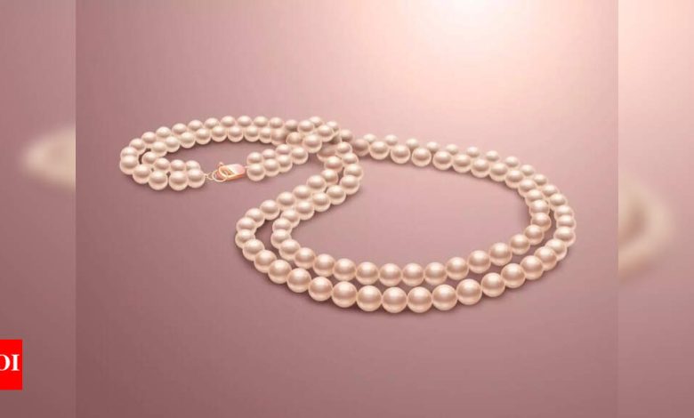 5 types of people who should wear a pearl ring 5 types of people who should wear a pearl ring